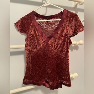 Women’s Daisy Fuentes Beautiful Velvet Top. In Excellent Condition!